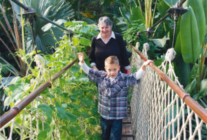 Karla Töpfer und Pascal, der mittlerweile ein junger Mann ist, im Leipziger Zoo. Foto: privat