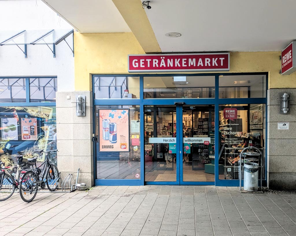 REWE Uwe Zschorn oHG, Eingang zum Getränkemarkt, am 22. September 2025