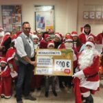 Uwe Zschorn übergibt einen Wetteinsatz von 500 Euro für die verlorene (für die Kinder gewonnene!) Arche-Weihnachtsmann-Wette, am 8. Dezember 2018