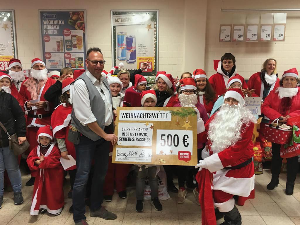 Uwe Zschorn übergibt einen Wetteinsatz von 500 Euro für die verlorene (für die Kinder gewonnene!) Arche-Weihnachtsmann-Wette, am 8. Dezember 2018