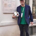 Der Präsident des SV Lipsia 93 Leipzig-Eutritzsch, Christian Lohmeier, an der Gedenktafel