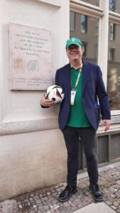 Der Präsident des SV Lipsia 93 Leipzig-Eutritzsch, Christian Lohmeier, an der Gedenktafel