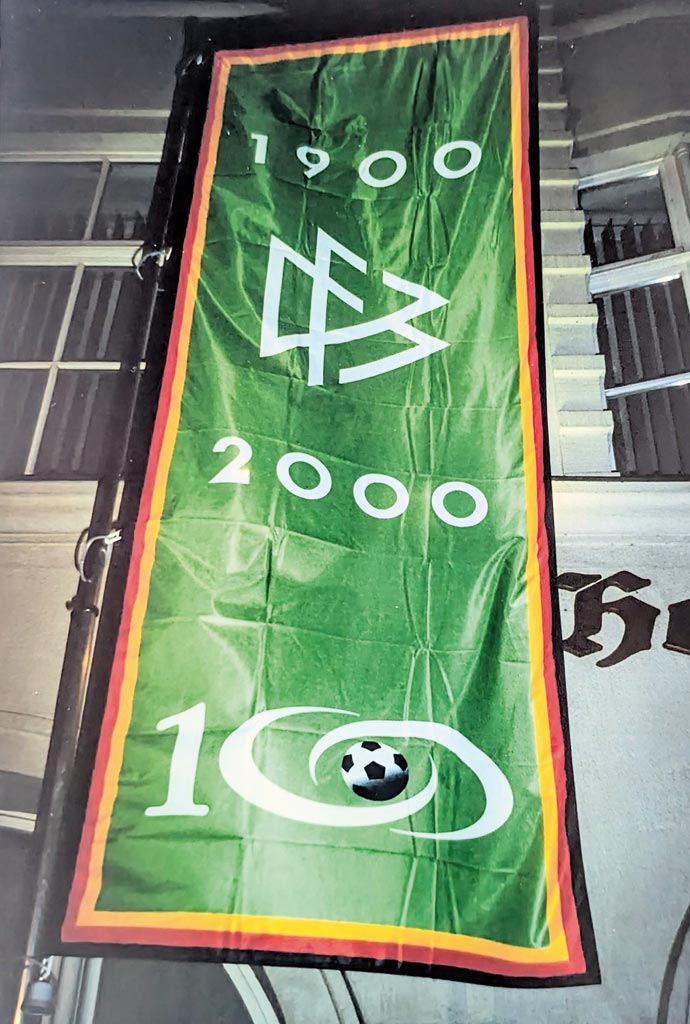 Das Banner des DFB am 28. Januar 2000 am Gründungsort, Büttnerstraße 10 („Mariengarten“) 