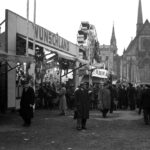 Weihnachtsmarkt mit Tombola „Wunschland“, Riesenrad, Karussell und Blick auf die Universitätskirche, 1955