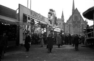 Weihnachtsmarkt mit Tombola „Wunschland“, Riesenrad, Karussell und Blick auf die Universitätskirche, 1955