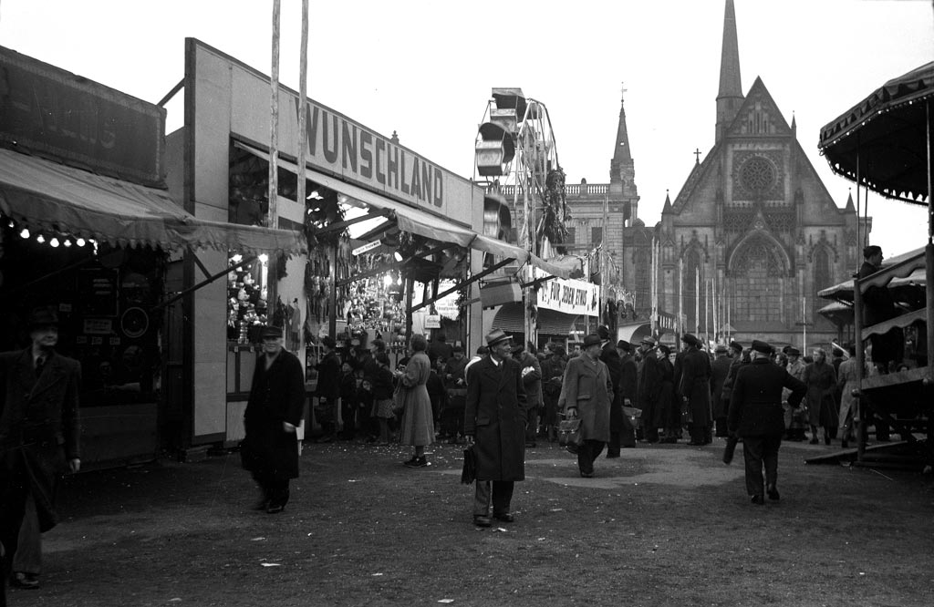 Weihnachtsmarkt mit Tombola „Wunschland“, Riesenrad, Karussell und Blick auf die Universitätskirche, 1955