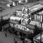 Weihnachtsmarkt mit Pyramide beim Eingang zur Untergrundmessehalle, 1955