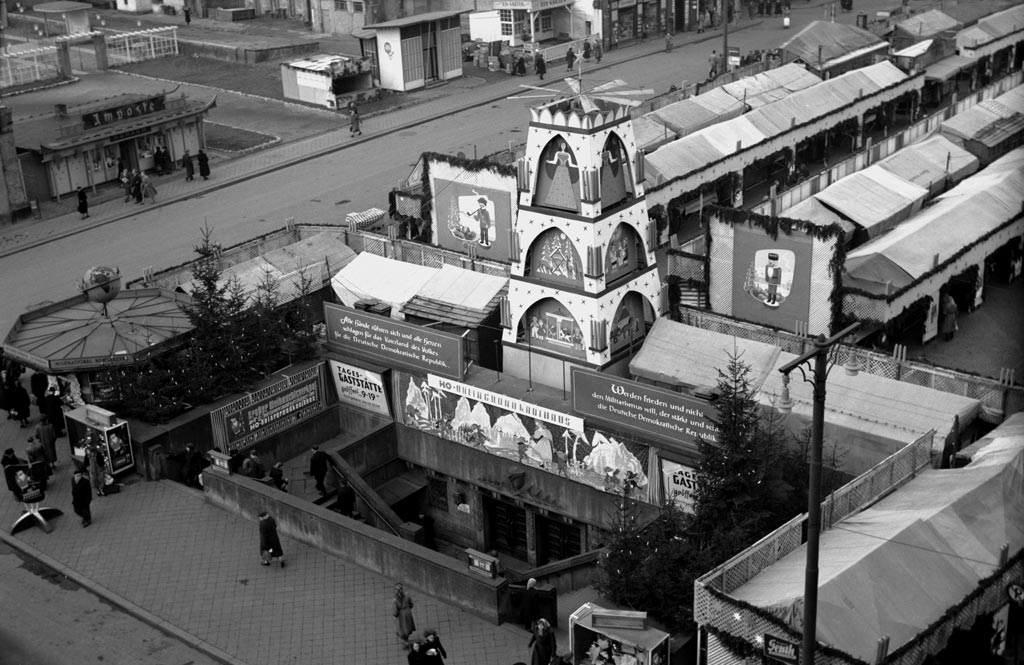 Weihnachtsmarkt mit Pyramide beim Eingang zur Untergrundmessehalle, 1955
