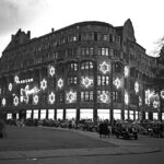 Konsum-Kaufhaus des Friedens im Lichterglanz zum Leipziger Weihnachtsmarkt auf dem Richard-Wagner-Platz, 1957