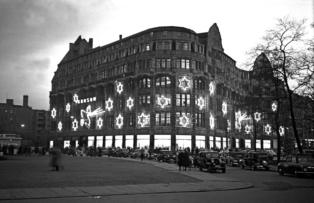 Konsum-Kaufhaus des Friedens im Lichterglanz zum Leipziger Weihnachtsmarkt auf dem Richard-Wagner-Platz, 1957