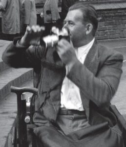 Karl Heinz Mai im Leipziger Zoo,
fotografi ert von seinem Sohn Detlef
Mai mit Pouva Start, 1961