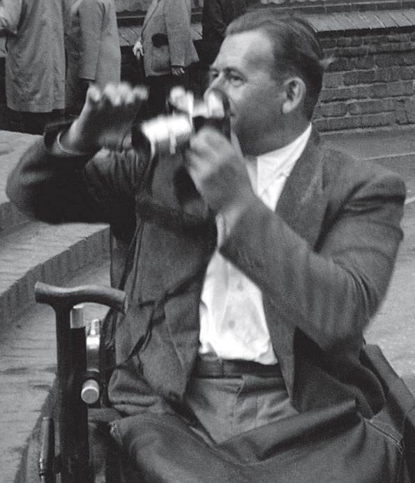 Karl Heinz Mai im Leipziger Zoo,
fotografi ert von seinem Sohn Detlef
Mai mit Pouva Start, 1961