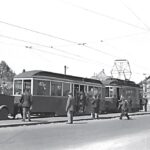 Straßenbahn mit Niederfl urwagen und PKW-Hänger am Chausseehaus,
1947