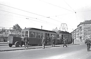 Straßenbahn mit Niederfl urwagen und PKW-Hänger am Chausseehaus,
1947