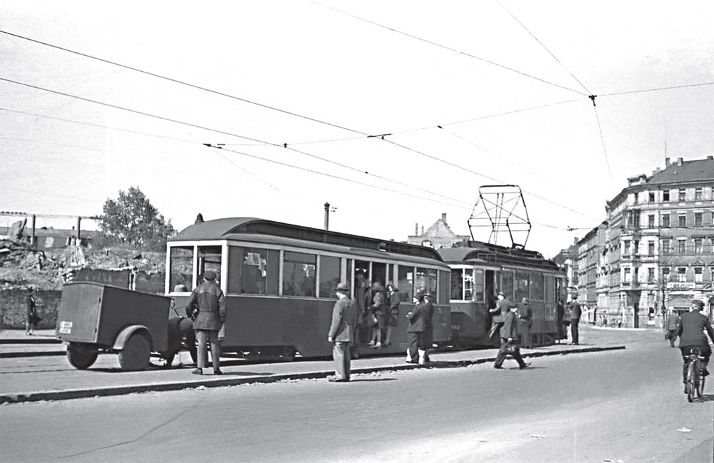 Straßenbahn mit Niederfl urwagen und PKW-Hänger am Chausseehaus,
1947