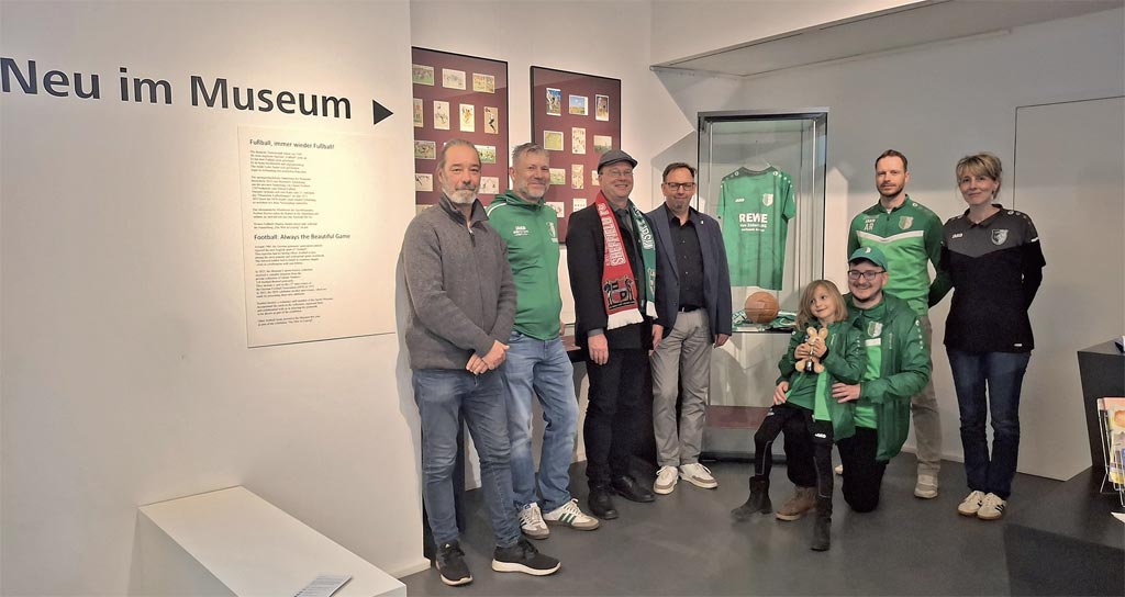 Von links nach rechts stehend: Dietmar Schulze (Stadtgeschichtliches Museum / Sportmuseum),Marko Theumer, Christian Lohmeier, Uwe Zschorn, Alexander Riedel, Nicole Theumer-Ernst – kniend: Steffen Holfeld und Annie Holfeld Foto: Katja Etzold, Presse- und Öffentlichkeitsarbeit, Stadtgeschichtliches Museum