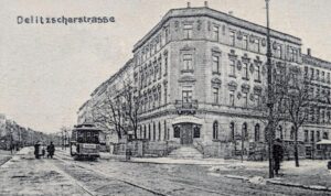 Blick in die Delitzscher Straße und Lindenstraße mit dem Restaurant „Reichshallen“, Lindenstraße 1, um 1906
