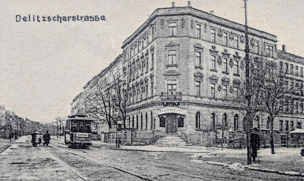 Blick in die Delitzscher Straße und Lindenstraße mit dem Restaurant „Reichshallen“, Lindenstraße 1, um 1906
