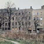 Blick vom heutigen Standort des „Kupferhauses“ über den Trampelpfad zu den Häusern der Wilhelminenstraße 8, 10 und 12 von rechts, am 15. März 2007