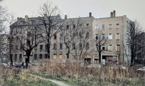 Blick vom heutigen Standort des „Kupferhauses“ über den Trampelpfad zu den Häusern der Wilhelminenstraße 8, 10 und 12 von rechts, am 15. März 2007