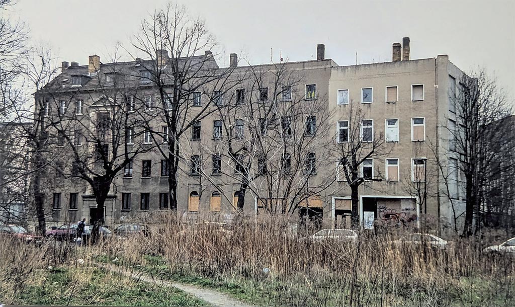 Blick vom heutigen Standort des „Kupferhauses“ über den Trampelpfad zu den Häusern der Wilhelminenstraße 8, 10 und 12 von rechts, am 15. März 2007
