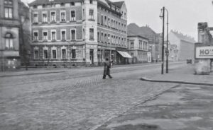 Die Delitzscher Straße, Ecke der Wilhelminenstraße (rechts), um 1949 Foto: Hans Ilgner, Waiblingen