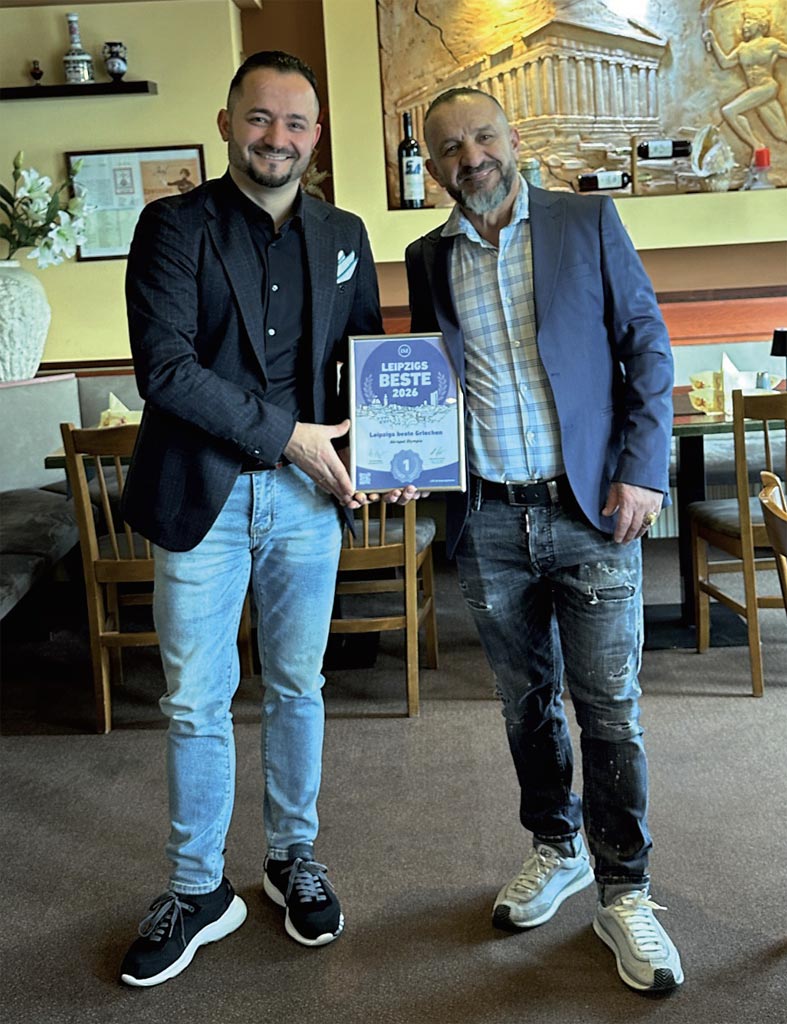 Leonardo und Beni Shtjefni mit der Urkunde zum 1. Platz