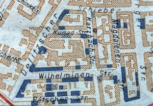 Der Kriegsverlust (blau schraffiert) in der Petzscher Straße (unten): u. a. die Hausnummern 1, 9/11, 13/15, 17/19, aus „Leipzig, gestern – heute – morgen“, August 1946