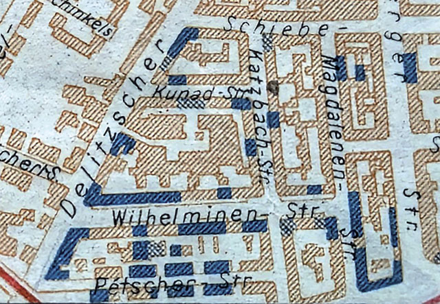 Der Kriegsverlust (blau schraffiert) in der Petzscher Straße (unten): u. a. die Hausnummern 1, 9/11, 13/15, 17/19, aus „Leipzig, gestern – heute – morgen“, August 1946