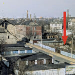 Blick über die Brachfläche Petzscher Straße 9/11 (roter Pfeil) nach Gohlis, 1990er Jahre