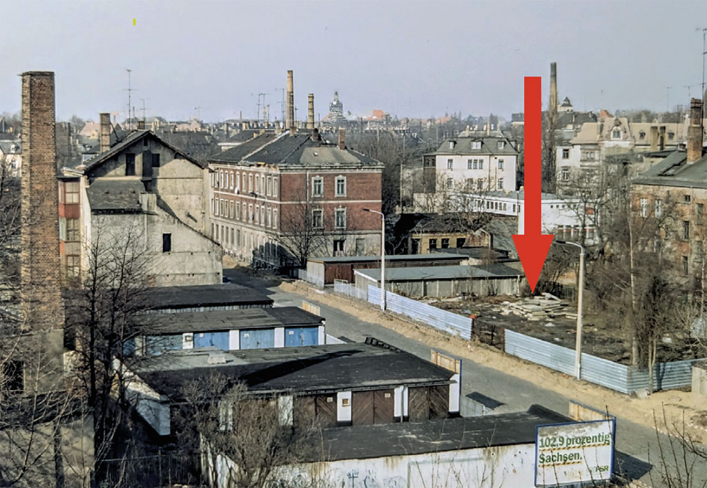 Blick über die Brachfläche Petzscher Straße 9/11 (roter Pfeil) nach Gohlis, 1990er Jahre