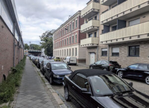 Blick in die Petzscher Straße nach Westen zur Delitzscher Straße, von links die Häuser 5 / 7 und 11, am 20. Mai 2026