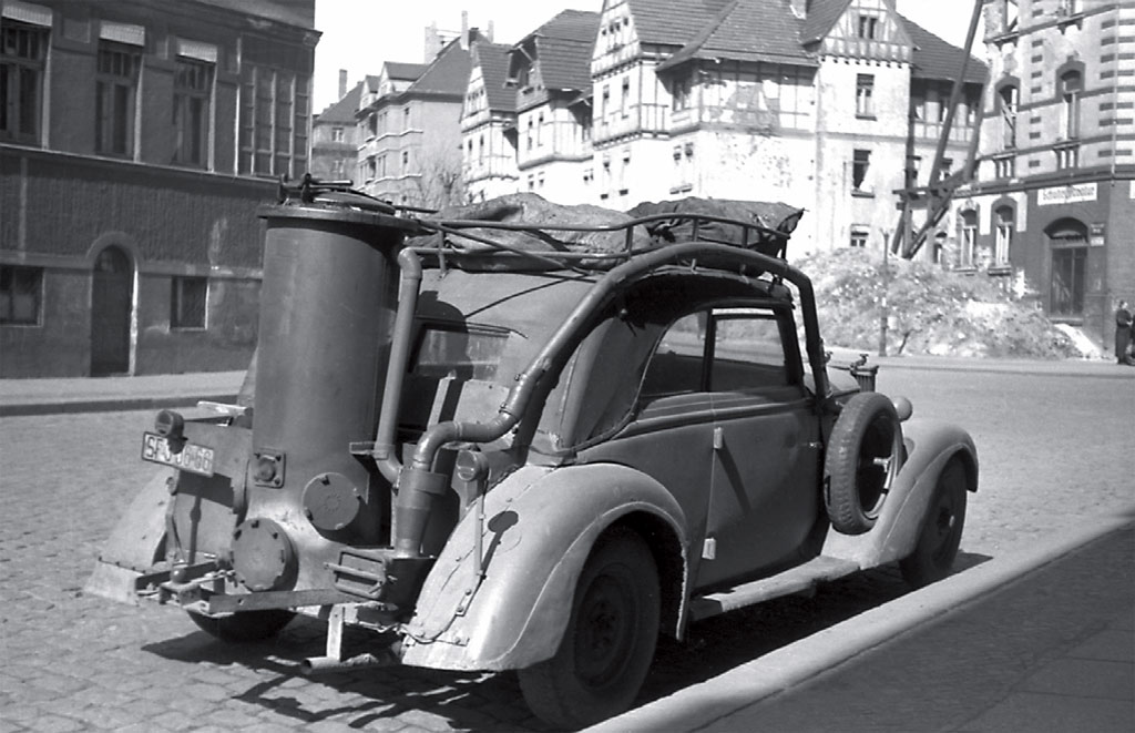 Foto: Karl Heinz Mai: Holzvergaser-PKW, Leipzig, Sass-/Coppistraße, 1948