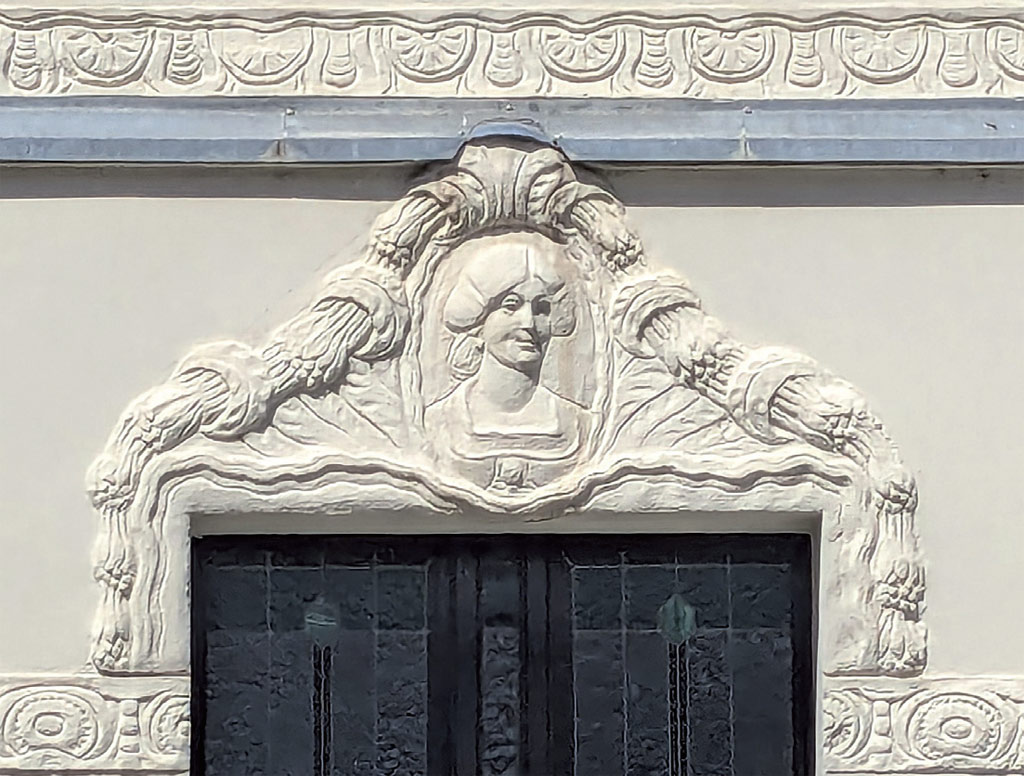 Die Heinickestraße 15, Detail über dem Hauseingang, am 8. Juli 2026