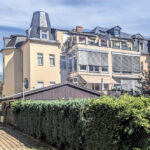 Bünaustraße 5 und 7 (von rechts) von der Gartenseite, am 8. Juli 2026