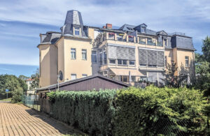 Bünaustraße 5 und 7 (von rechts) von der Gartenseite, am 8. Juli 2026
