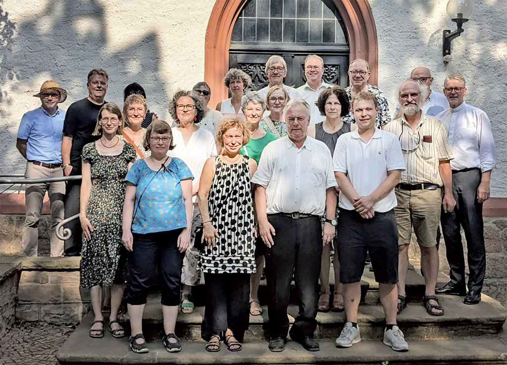 Pfarrer Dr. Peter Amberg mit Ehefrau, Kindern und Mitstreitern vor der Christuskirche, am 28. Juni 2026.