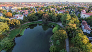 Eutritzscher Parkteich mit Blick über Leipzig am 19.09.2026