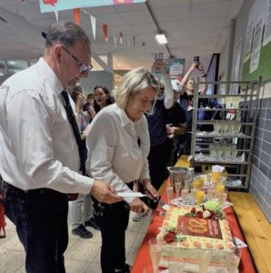 Am Donnerstag, dem 1. Oktober um 13.30 Uhr war es dann soweit: Wir haben mit allen Mitarbeitern und Kunden auf unser Jubiläum die Torte angeschnitten und auf die vergangenen und künftigen Jahre angestoßen.