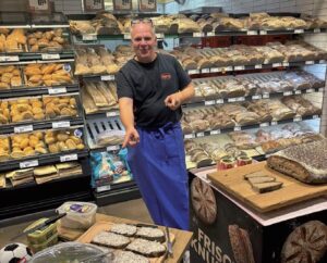 Ein meterlanges Spezialbrot von Harry brachte mit dem Verkauf von Fettbemmchen einen Erlös von 160,- Euro für den SV Lipsia 93.
