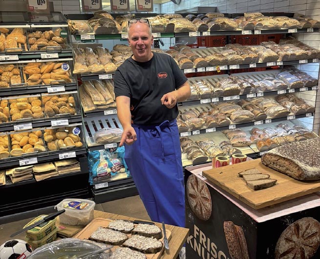 Ein meterlanges Spezialbrot von Harry brachte mit dem Verkauf von Fettbemmchen einen Erlös von 160,- Euro für den SV Lipsia 93.